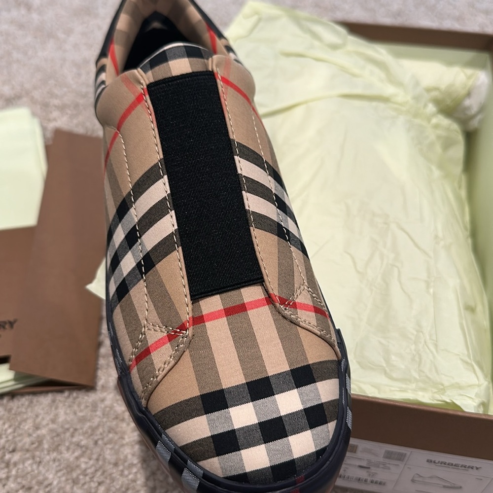 Burberry BNIB size 37 EUR slip on sneakers - Picture 8 of 8